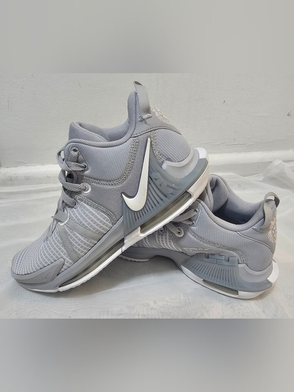 Nike LeBronWitness 7TBWolfGrey WhiteMeshLace UpLowTop Sneakers Size US 9.5/UK8.5
